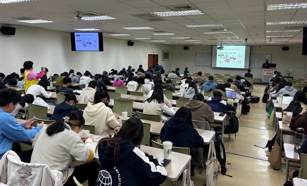 ▲圖說：勤工所員警傳授同學們如何闖過每次的詐騙考驗，堪稱是期末最重要的一堂課 （圖／台中市政府提供）