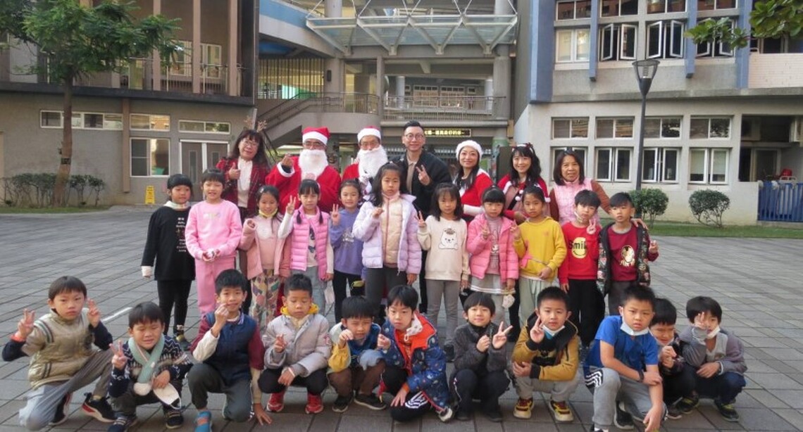 帕莎蒂娜聖誕爺爺傳遞祝福 今晨現身河堤國小發放手作餅乾迎佳節
