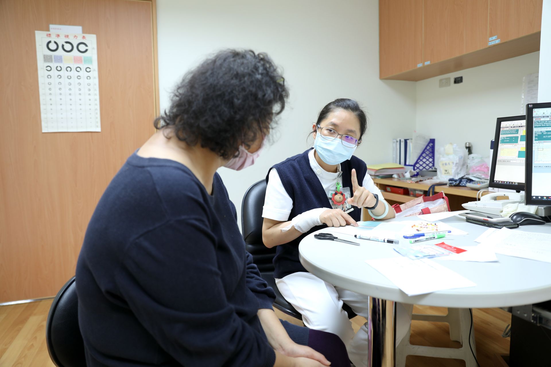 花蓮慈濟醫院個案管理師李依甄仔細為陳女士分類，每日要服用的藥物，並且依照陳女士的生活習慣，進行藥物標示與衛教。
