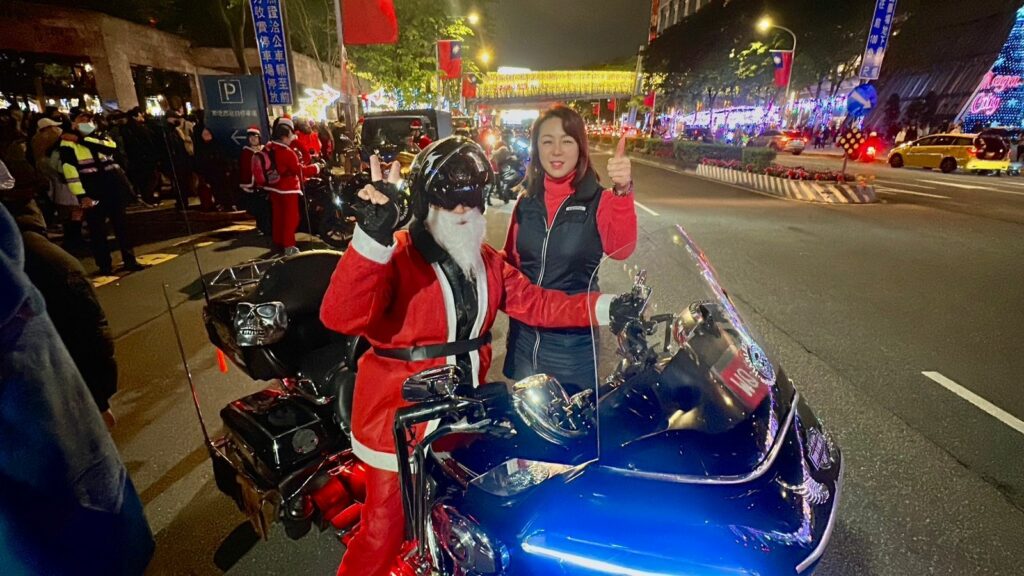 哈雷車隊繞行市府