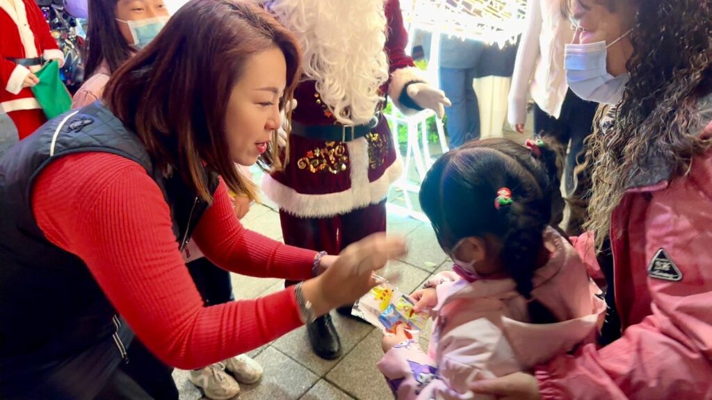議員劉美芳在新北耶誕城發送糖果