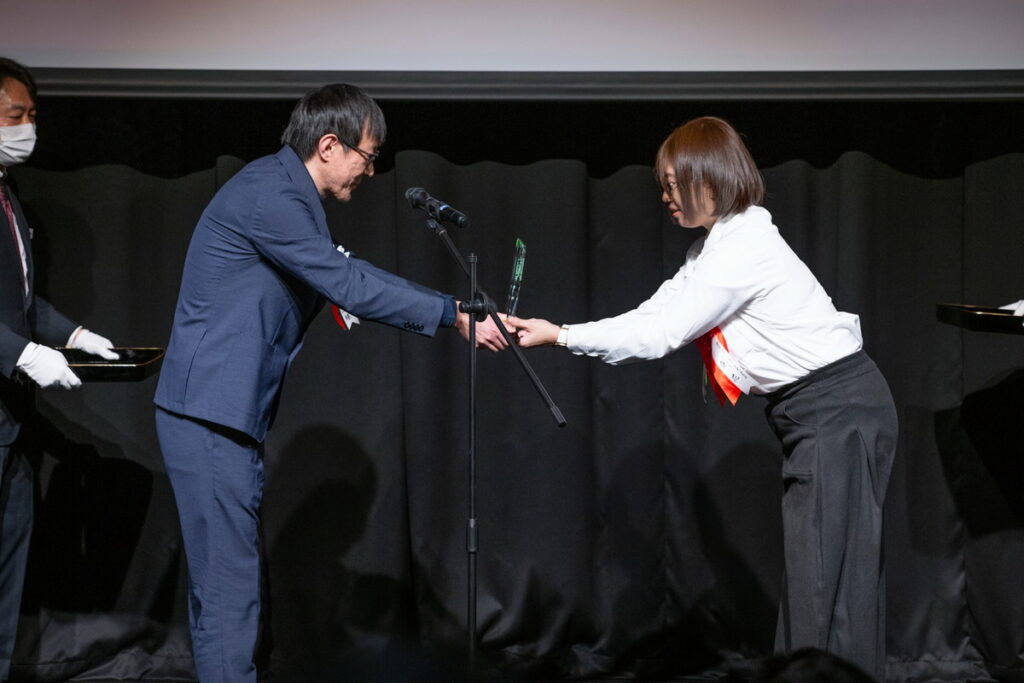 「The 1st TATESC COMICS Global Awards」繁體中文金賞作者「重花」受邀至日本領獎 (圖左為輕小說家鴨志田一老師)