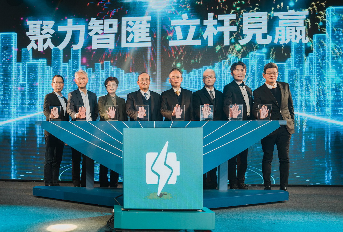 經濟部產業發展署攜手產業，首推符合國家標準的5G智慧杆，左起為華電聯網董事長陳國章、5G智慧杆聯盟副會長馮震宇、台南市政府副市長趙卿惠、經濟部產業發展署署長連錦漳、國發
