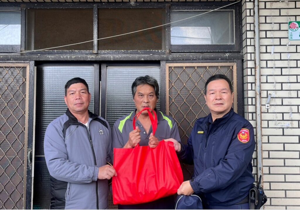 警員許元昕前往何姓兄妹住處探訪，發現兄妹皆為智能不足，長期沒有工作，員警備齊保暖衣物及生活物資立即前往慰問何姓兄妹