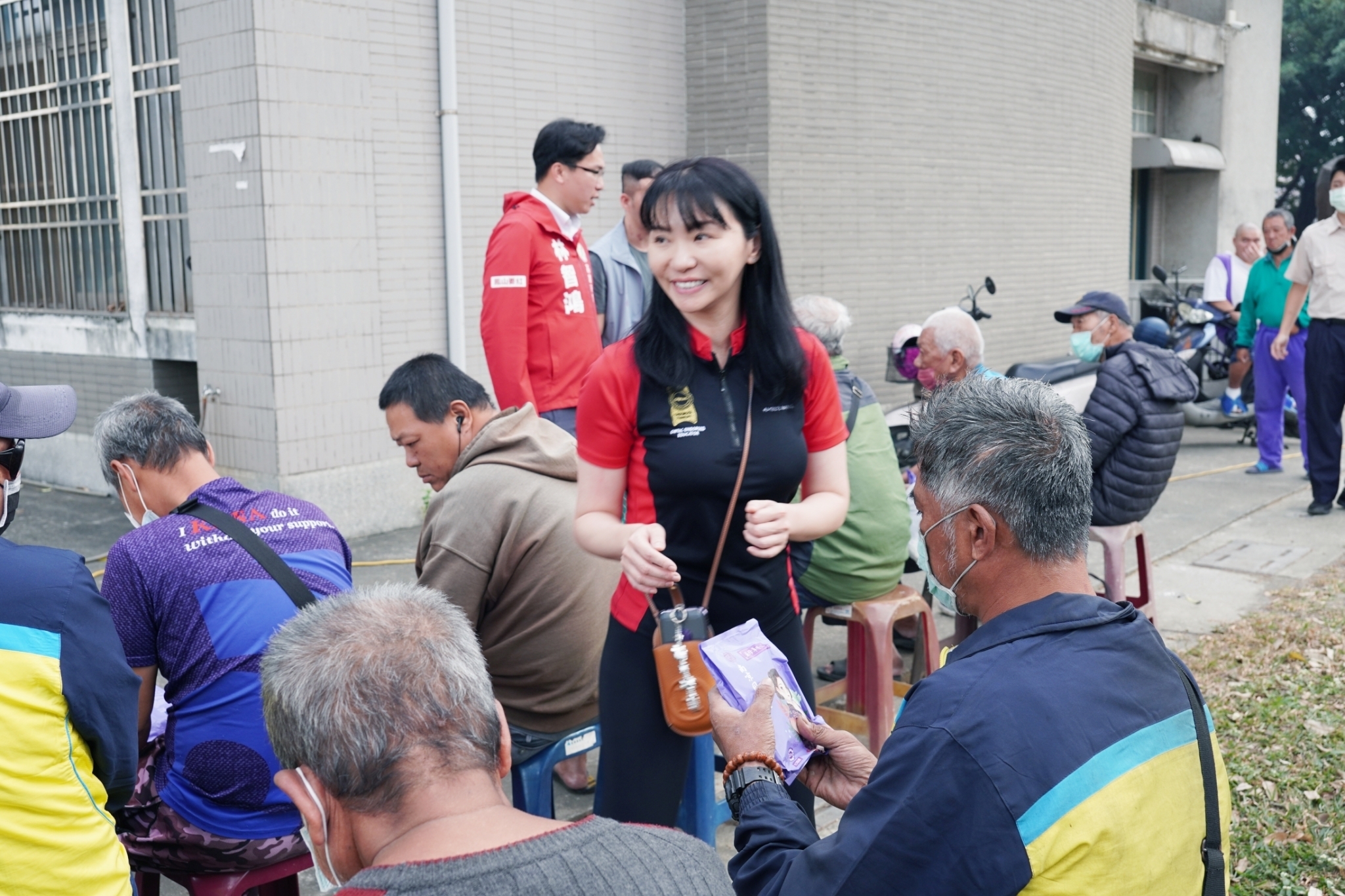 HER&HIS執行長安寶兒與高雄市議員林智鴻親自發送暖暖包給街友並細心告知使用方式。(圖/慈心園提供)