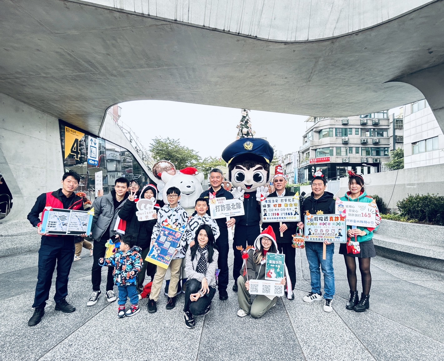 陳金城分局長和宣導團隊在南西新光三越商圈向民眾發送防詐「薑餅人餅乾」,傳遞聖誕節的祝福和警示。(記者薛秀蓮翻攝)
