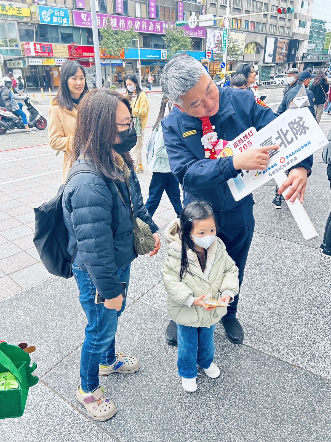 陳金城分局長向民眾介紹常見的詐騙手法,包括「解除分期付款詐騙」、「假檢警真詐財」和「假冒親友詐騙」,並提供如何辨別這些詐騙。(記者薛秀蓮翻攝)