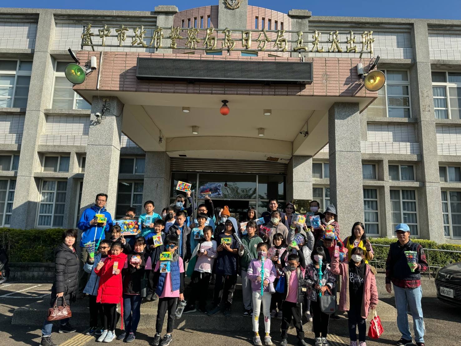 五光國小老師帶著60名學生到烏日分局五光派出所報佳音。（圖/記者江雁武翻攝）