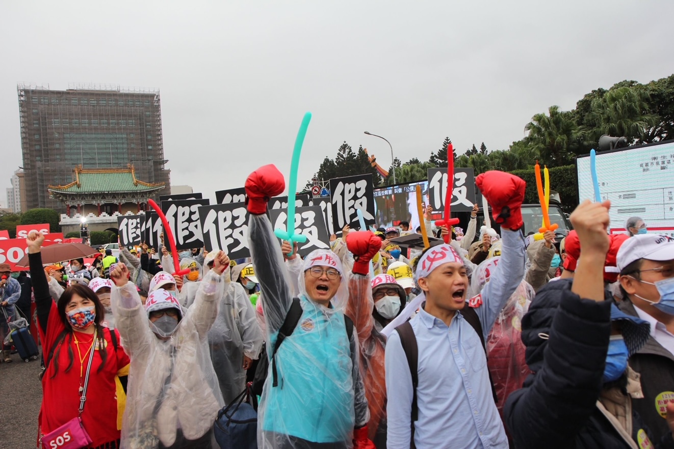 ▲民眾手帶拳擊手套,打假求真,要求平反太極門假案。(記者晨曦翻攝)