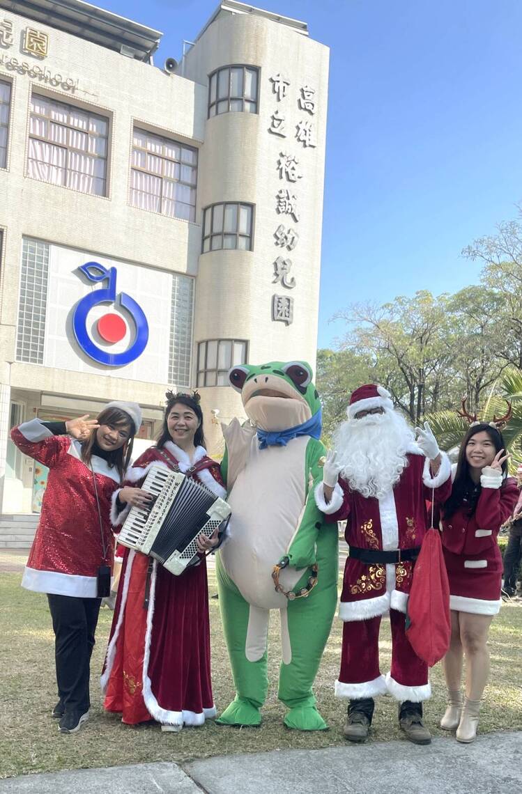 漾新聞|裕誠幼兒園歡樂耶誕 校園大小「聖誕公公」滿場跑 園長李嫈絨「耶誕女王」演奏手風琴最吸睛