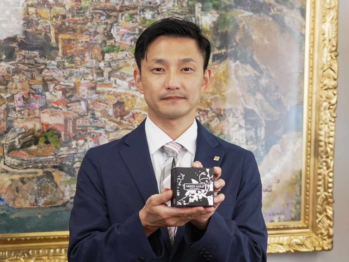 日本東洋新藥營業組長榎本一幸開心表示,終於將葛花引進台灣。(圖/日本東洋新藥)