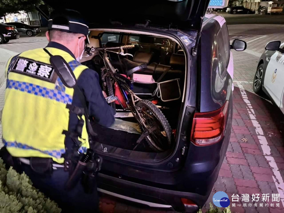 謝姓老翁騎腳踏車外出買東西迷路,台西派出所獲報將其帶回所內休息,並以警車平安送回家/林詩涵翻攝