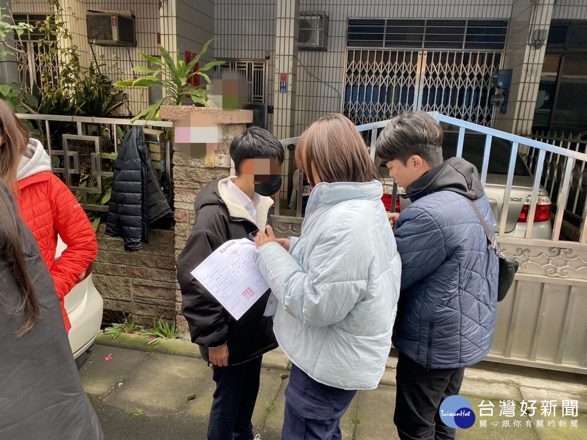 警方將詐欺車手26歲林女當場逮捕，移送法辦。