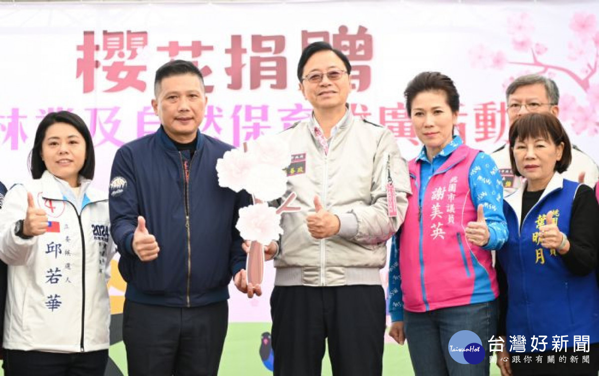悅新建設黃文進總經理捐贈200棵櫻花樹。
