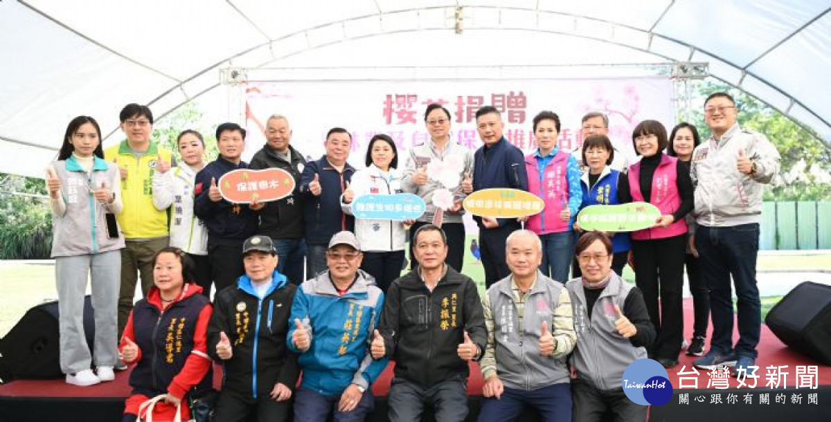 張市長與來賓們共同種植樹木。