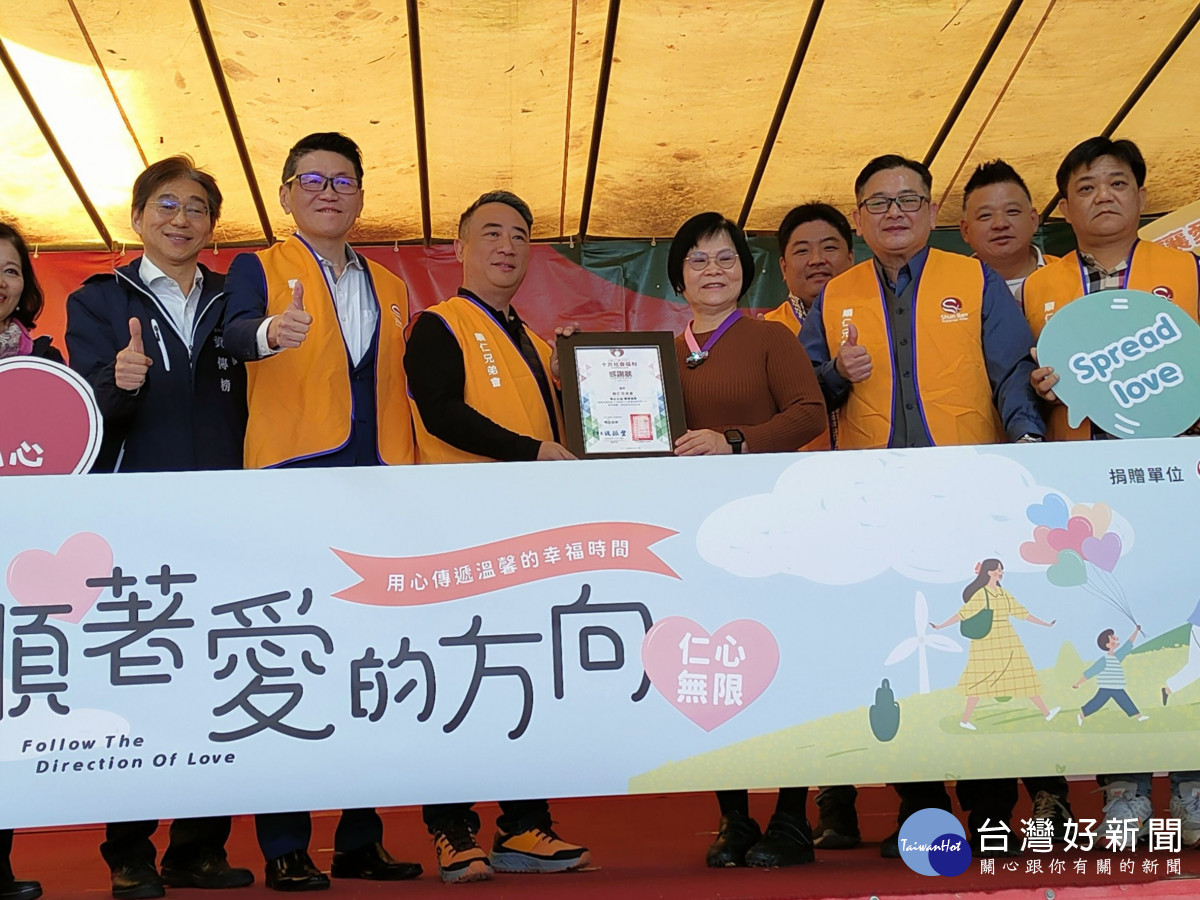 順仁兄弟會募集30萬贈十方啟能中心全新課桌椅