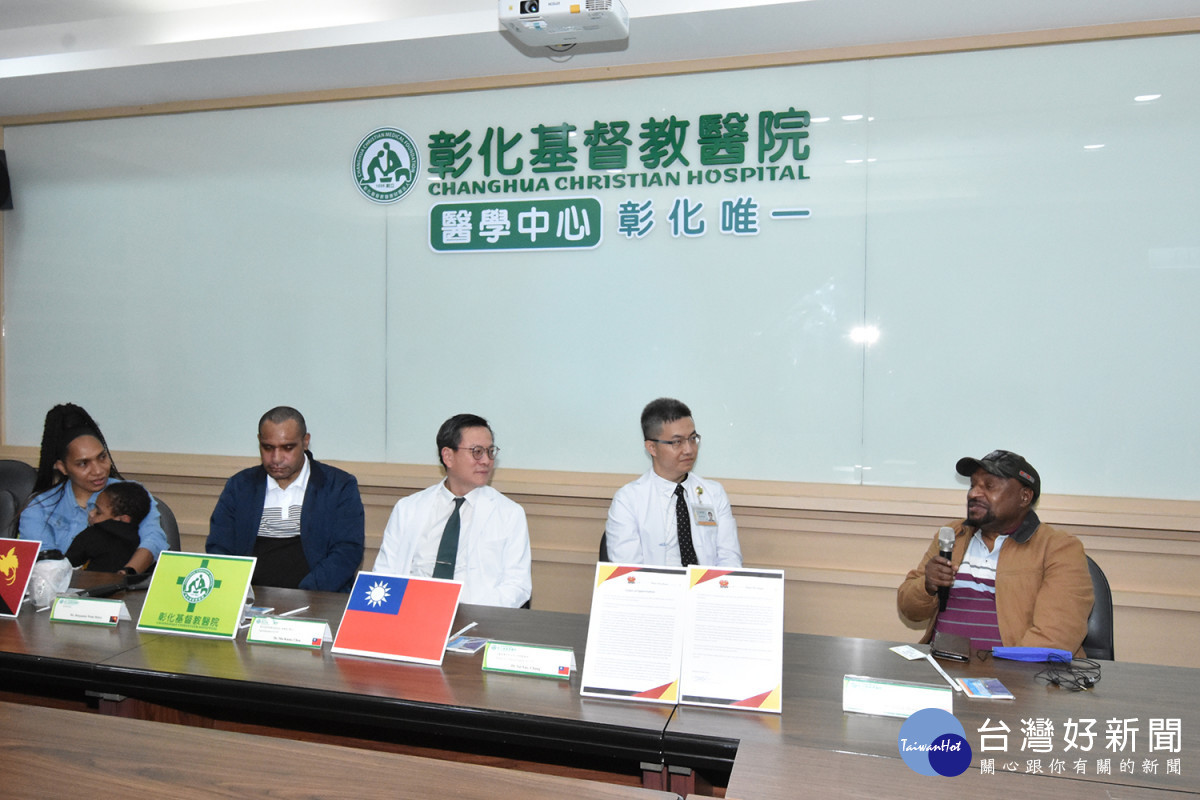 班傑明父親(右一)感謝彰基海外醫療中心的全力協助,讓他們全家在台灣期間宛如在自己的故鄉。圖/彰基醫院提供