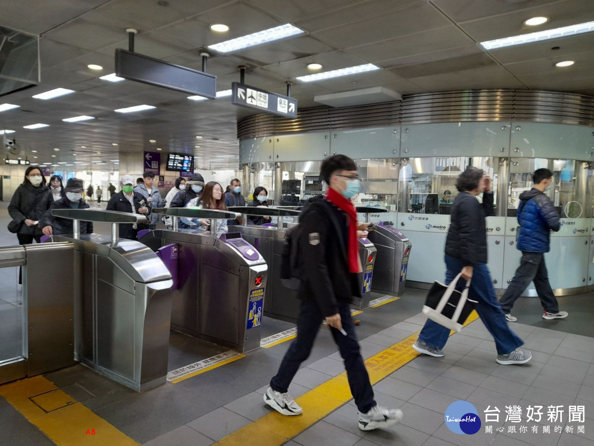 桃園機場捷運線21個車站專用及一般通道閘門系統整併為一，機場捷運線A8長庚醫院站閘門全開通。