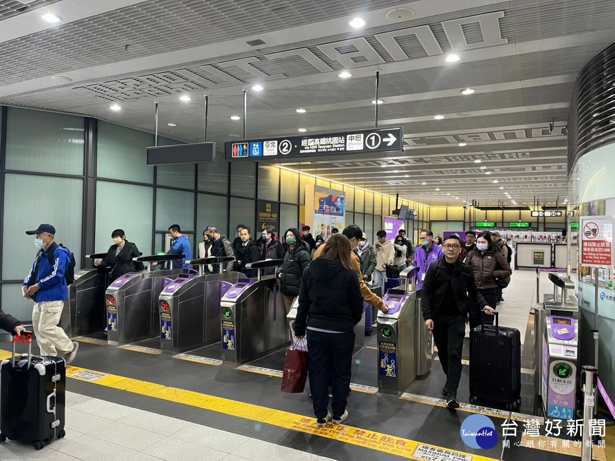 機場捷運線A1-A21車站閘門全開通,A12機場第一航廈站閘門開通使用便利。