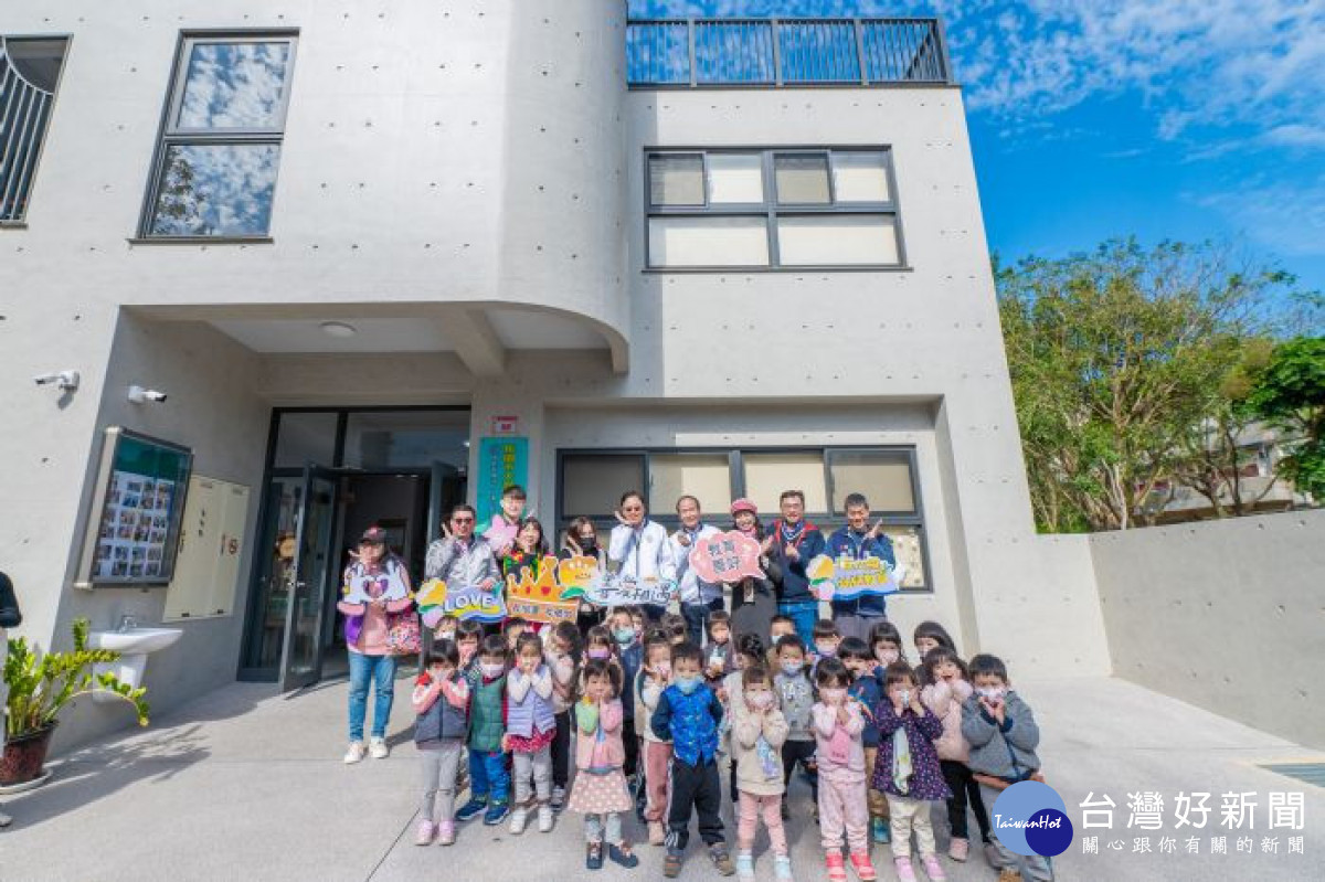 市長與孩子們在幼兒園門口開心合影。<br /><br />