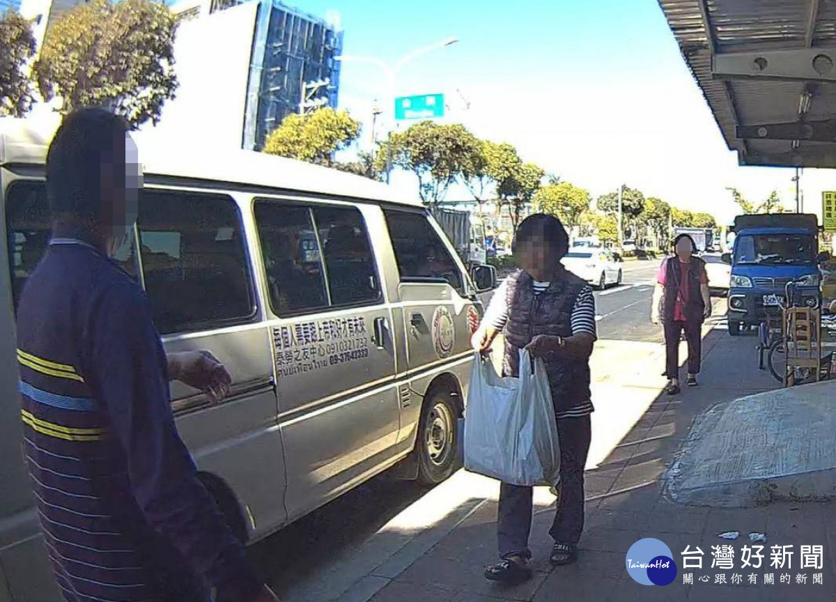 30萬醫藥費放後車廂被乘客誤拿走，小黃司機急報警尋回。