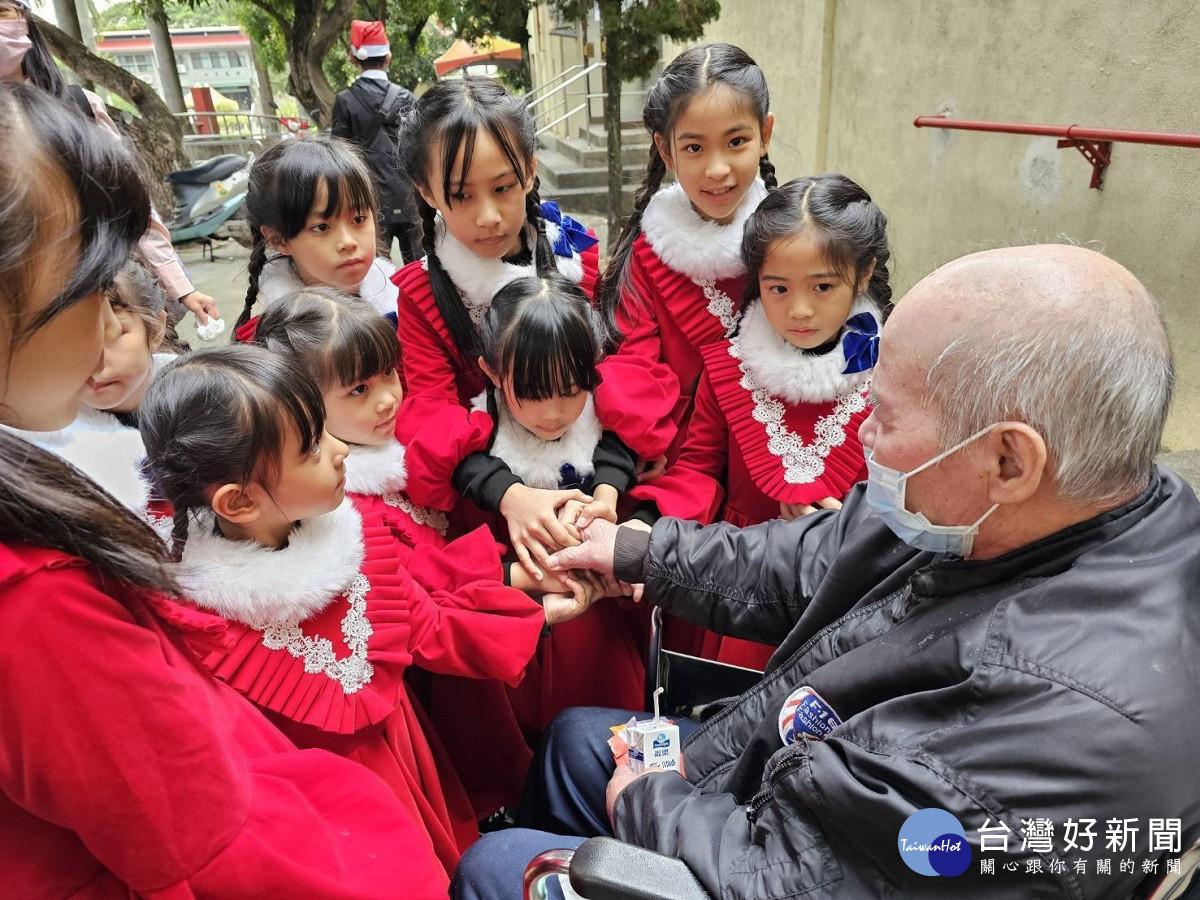 真善美協會偕田中鎮幼兒園榮家傳福音 精心打扮前來與長輩同歡