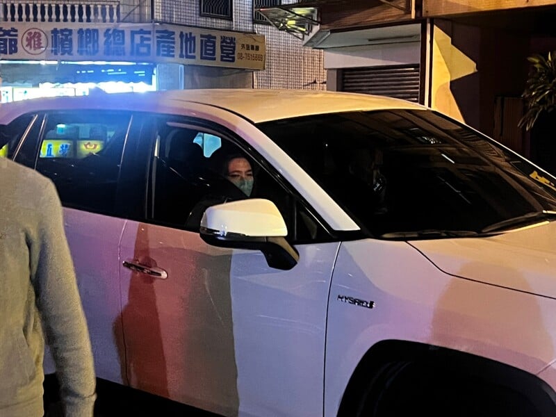 周孟蓉25日晚間11時30分離開屏檢,看見守候媒體,隨即奔跑上車,不發一語離去。民眾提供
