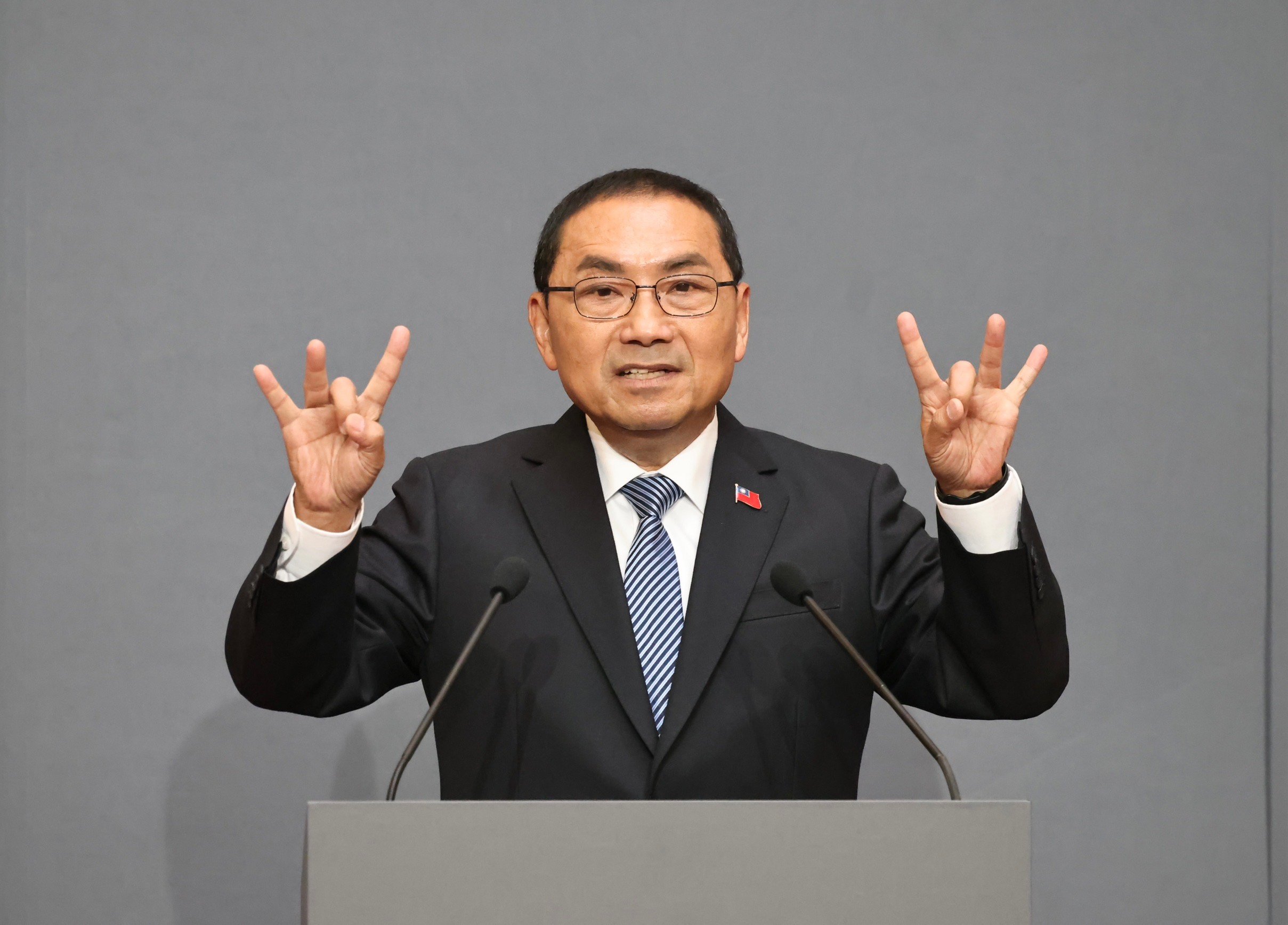 侯友宜以雙手比出「佛光山喜樂手勢」，代表「你好，我好，大家都好」。林啟弘攝