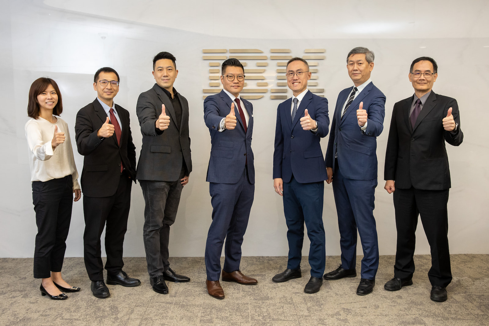 由左至右台灣 Ibm 公司硬體事業群總經理陳孝綸、台灣 Ibm 公司技術長莊士逸、台灣ibm公司軟體事業群總經理廖俊榮、台灣ibm 總經理李正屹、北祥董事長陳欽祥、北祥副總經理黃庭頤、北祥副總經理徐楫遠