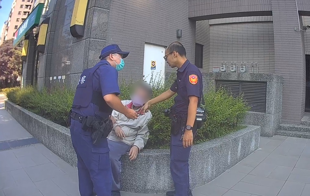 ▲圖說:東區分駐所員警巡邏時發現有男子半躺在花圃邊,趕緊上前關心 (圖/台中市政府提供)