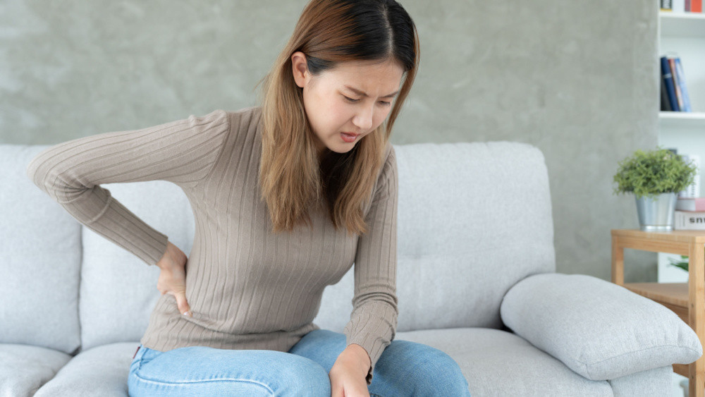下背痛並非小問題！  20歲女一檢查驚曝：腰椎竟「提早老化」