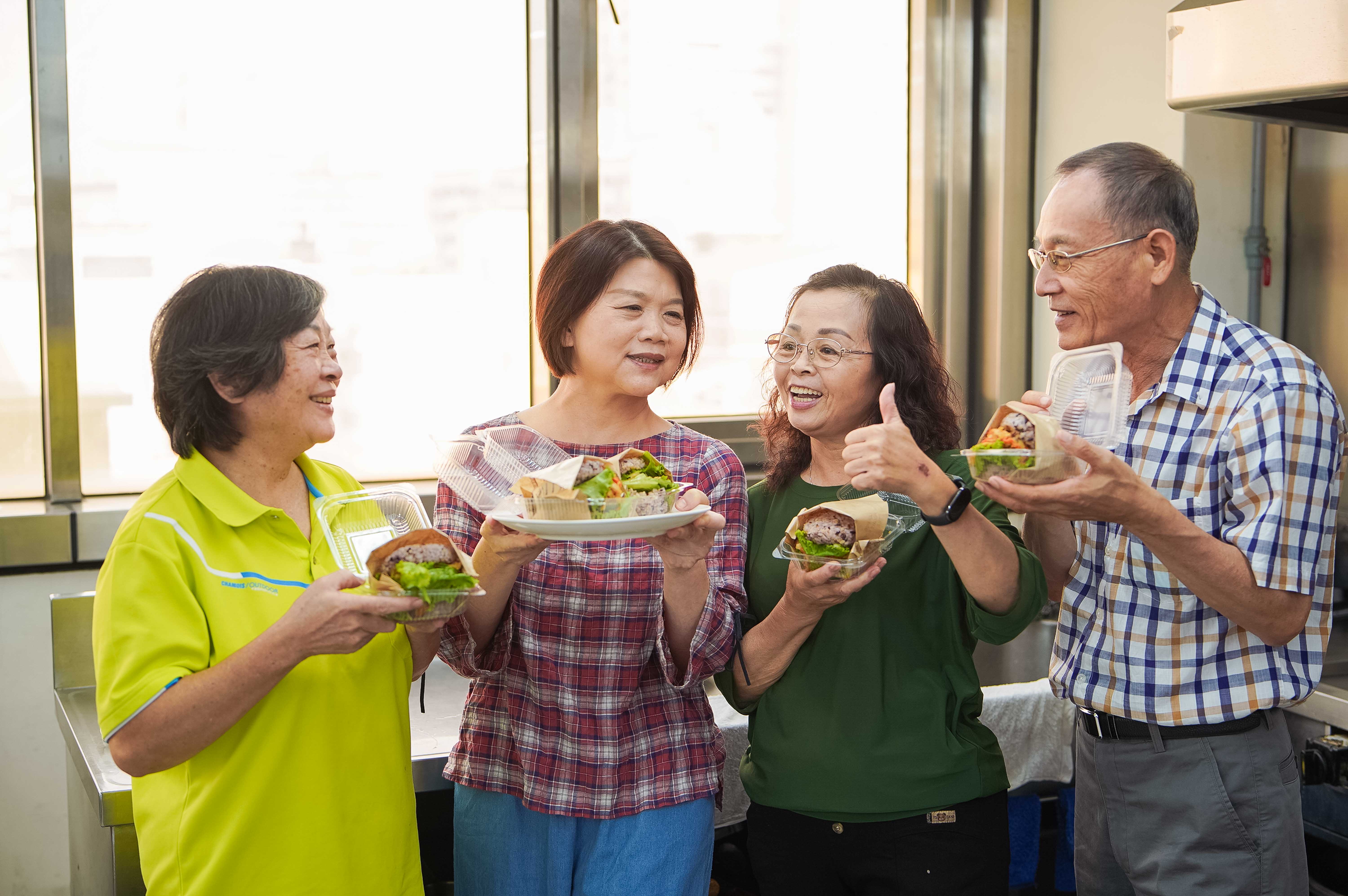 嘉義市衛生局辦「樂齡勇壯作料理」課程 長者體驗美食烹飪樂趣
