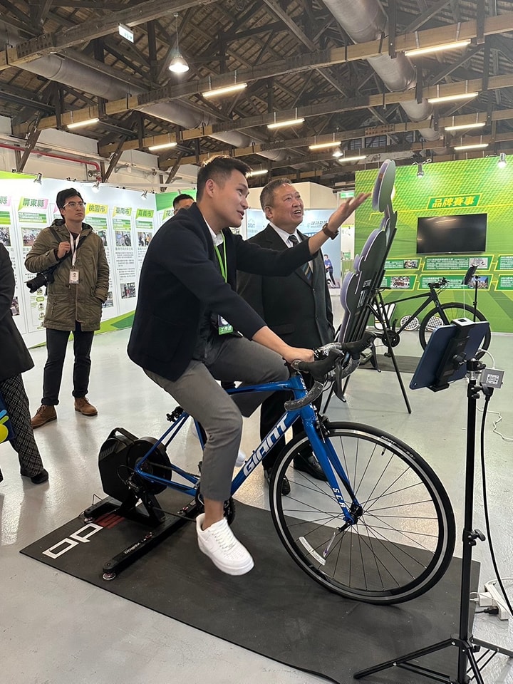 運發局展出電競自行車並提供試乘體驗,將大高雄景致融入室內自行車情境。(運發局提供)