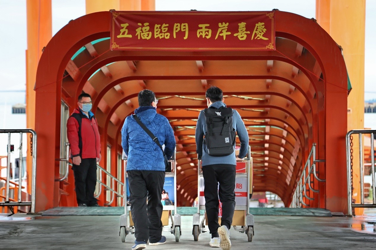 12月25日起,廈門海關放寬小三通旅客攜帶金門高粱酒數量限制 12月25日起,廈門海關放寬小三通旅客攜帶金門高粱酒數量限制