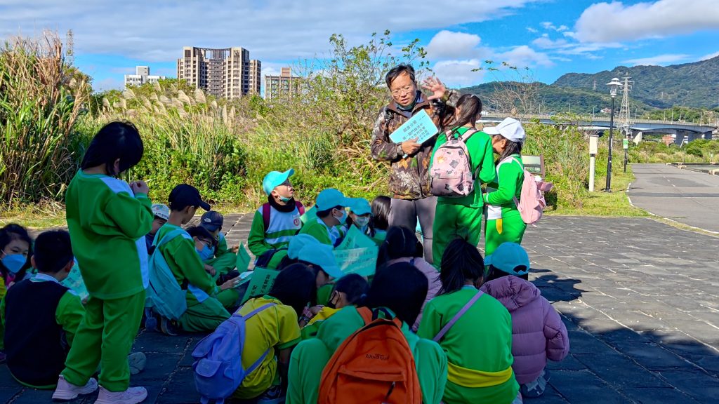 .青蛙老師解說洲後村(五股濕地舊址)產業變遷及地景古詩吟誦。(圖/新北市政府提供)