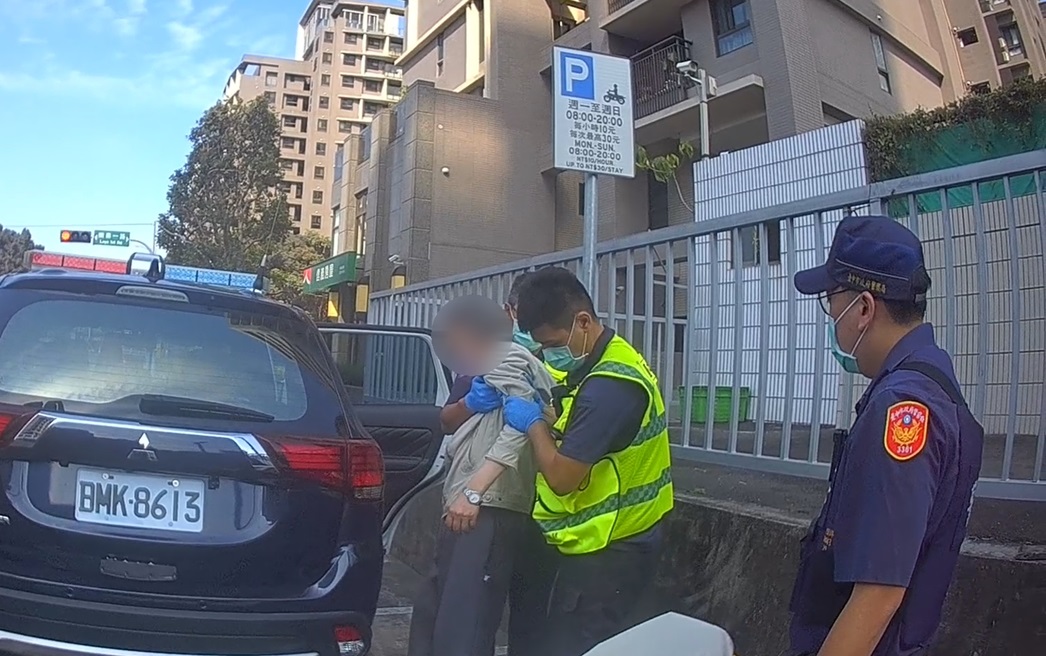 ▲圖說:員警細問發現男子疑是帕金森氏症,趕緊協助送醫 (圖/台中市政府提供)