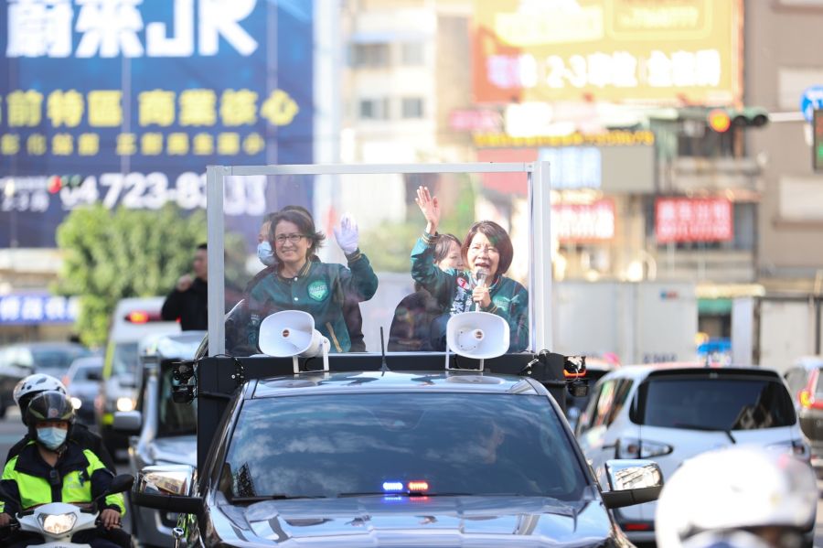 蕭美琴前進彰化輔選 陪黃秀芳車掃:彰化的未來靠你們了
