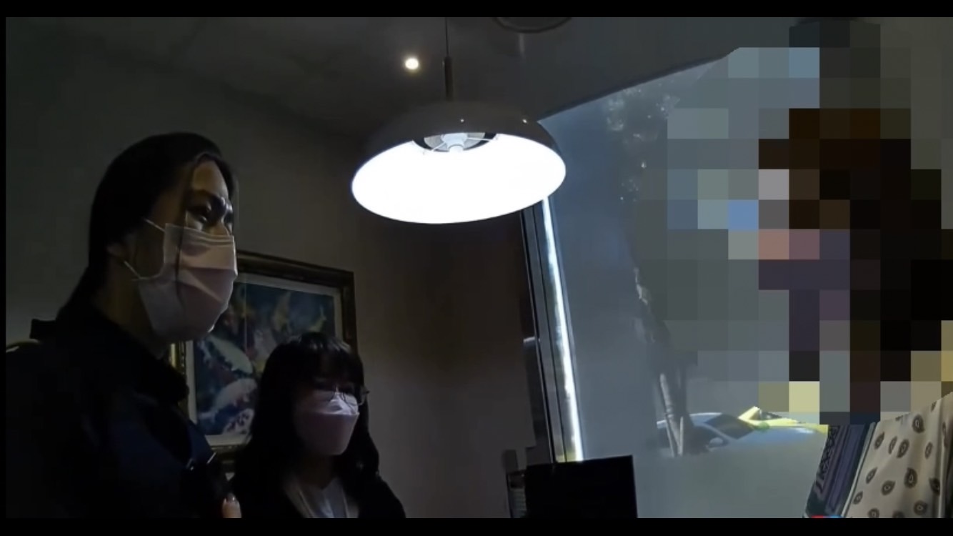臺北市一名婦人臨櫃提領900萬元,卻無法說明用途,行員機警通報轄區北投分局石牌派出所派員到場協助。(記者薛秀蓮翻攝)