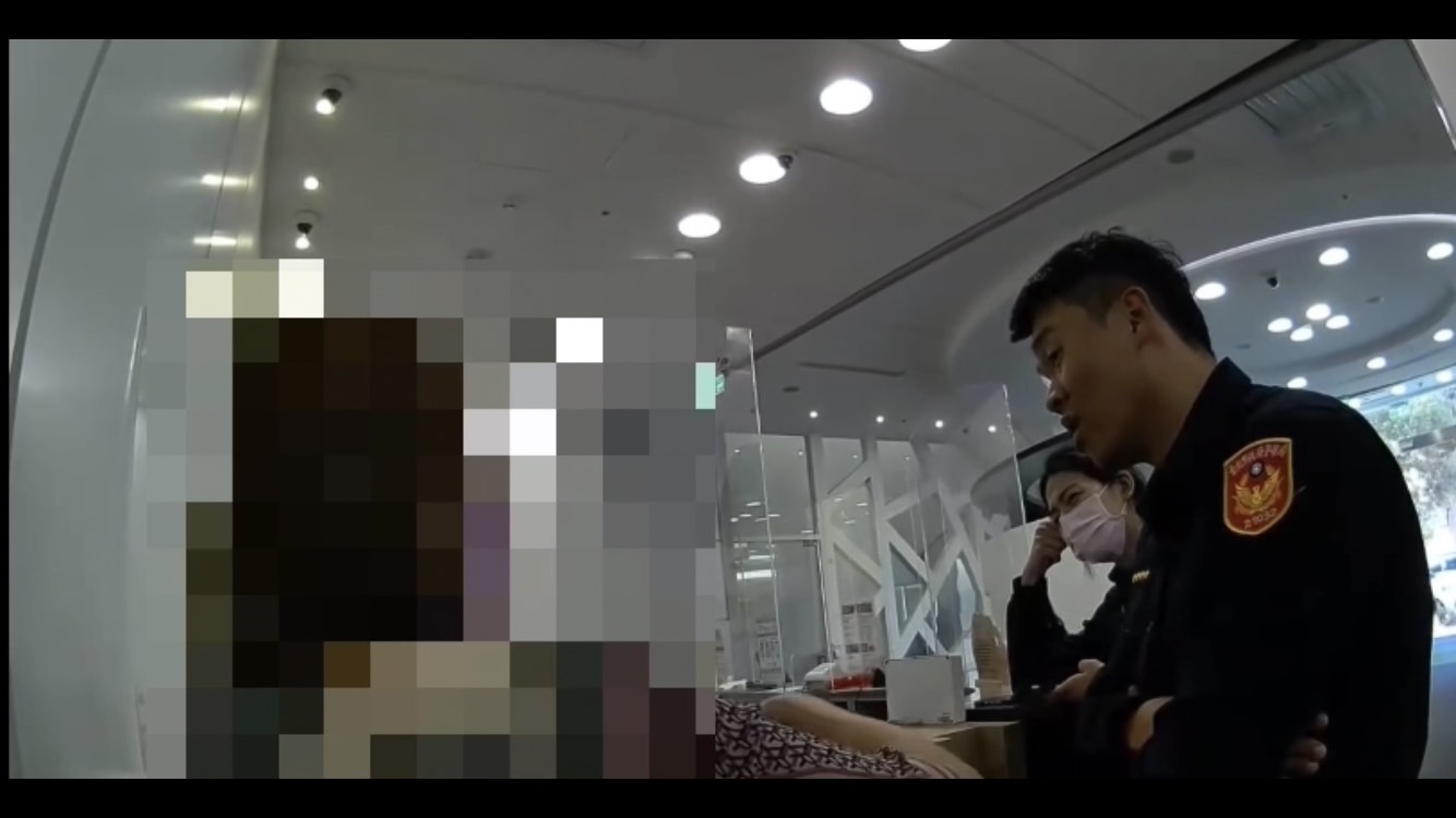 北投分局石牌派出所警員吳庭樺、周彥齊到場後發現婦人移遭詐騙,不斷勸阻仍無法說服婦人,趕緊請求小隊長莊張豪到場場支援,終於讓婦人打消念頭。(記者薛秀蓮翻攝)