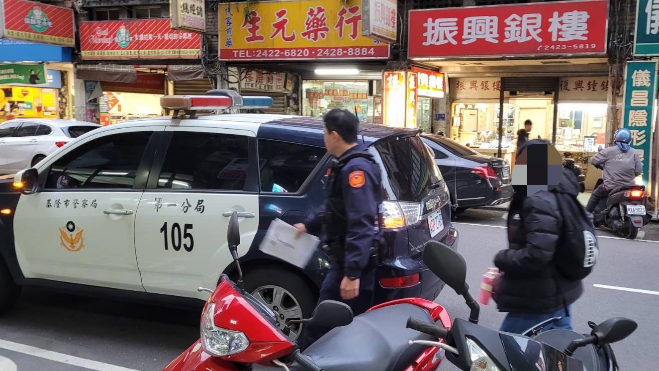 警方協助民眾護鈔。（記者薛秀蓮翻攝)