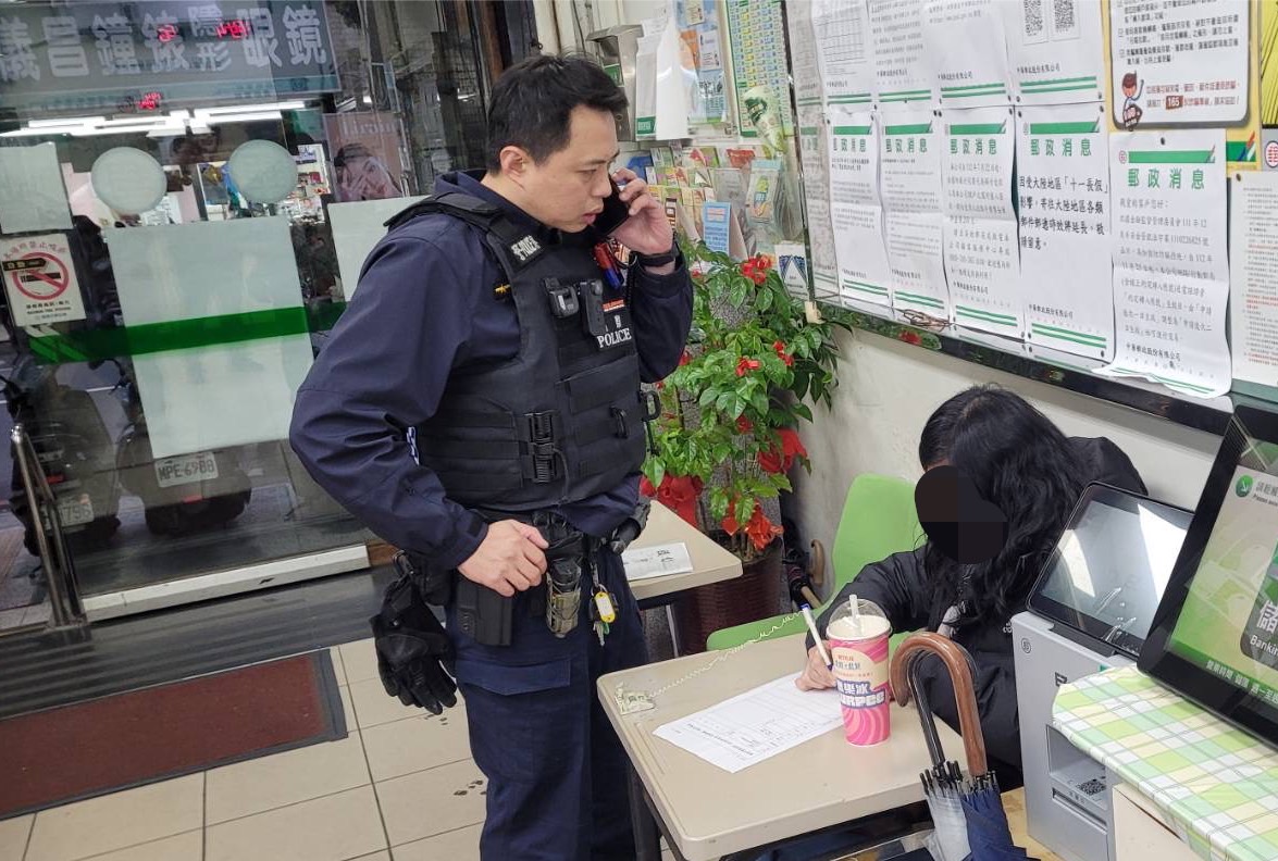 警方協助民眾護鈔。（記者薛秀蓮翻攝)