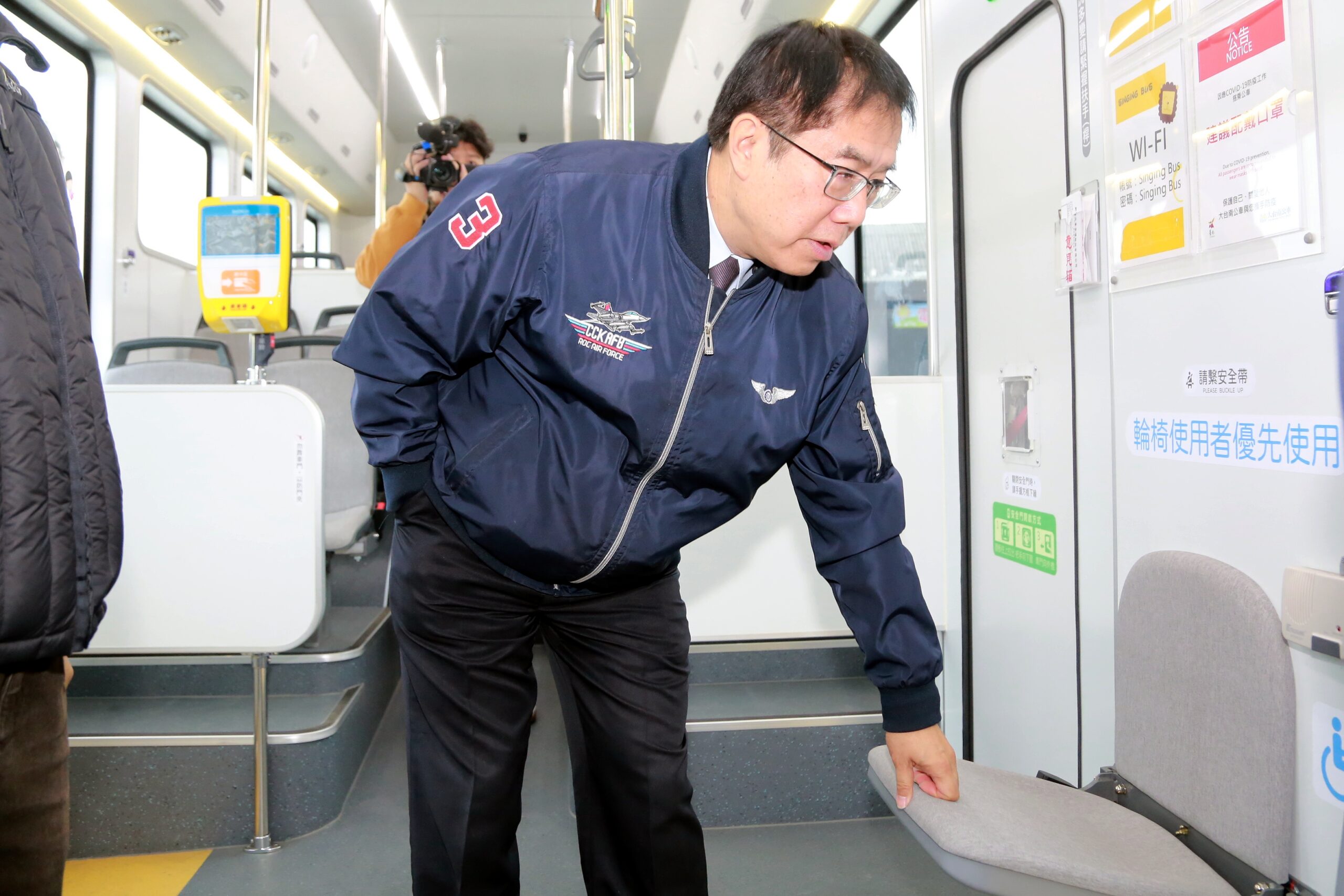 大台南電動公車版圖擴張今年再增33輛 黃偉哲邀市民多搭公車享高品質運輸服務