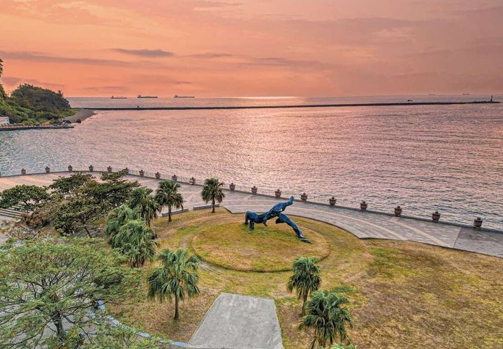 西子灣打卡新地標!全台離海最近的雕塑「海洋之舞」三鯨舞動日夜皆美