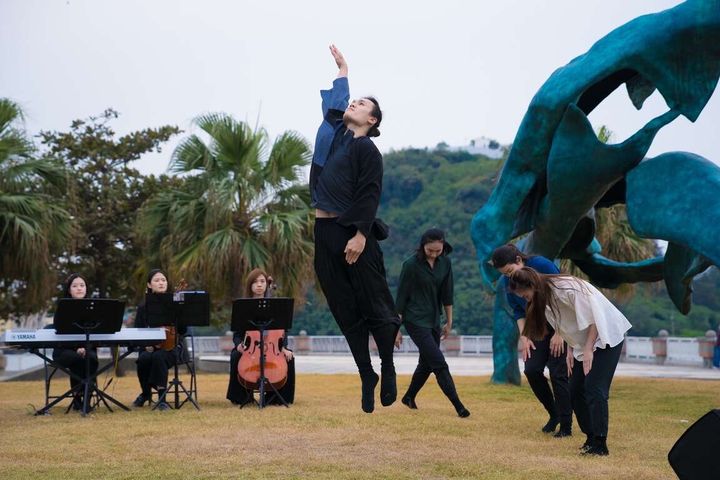 西子灣打卡新地標!全台離海最近的雕塑「海洋之舞」三鯨舞動日夜皆美