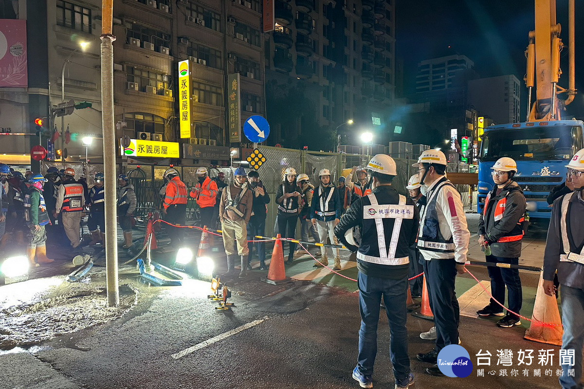 桃園區中正路出現「天坑」,市長張善政趕赴現場了解指示緊急處置作為。