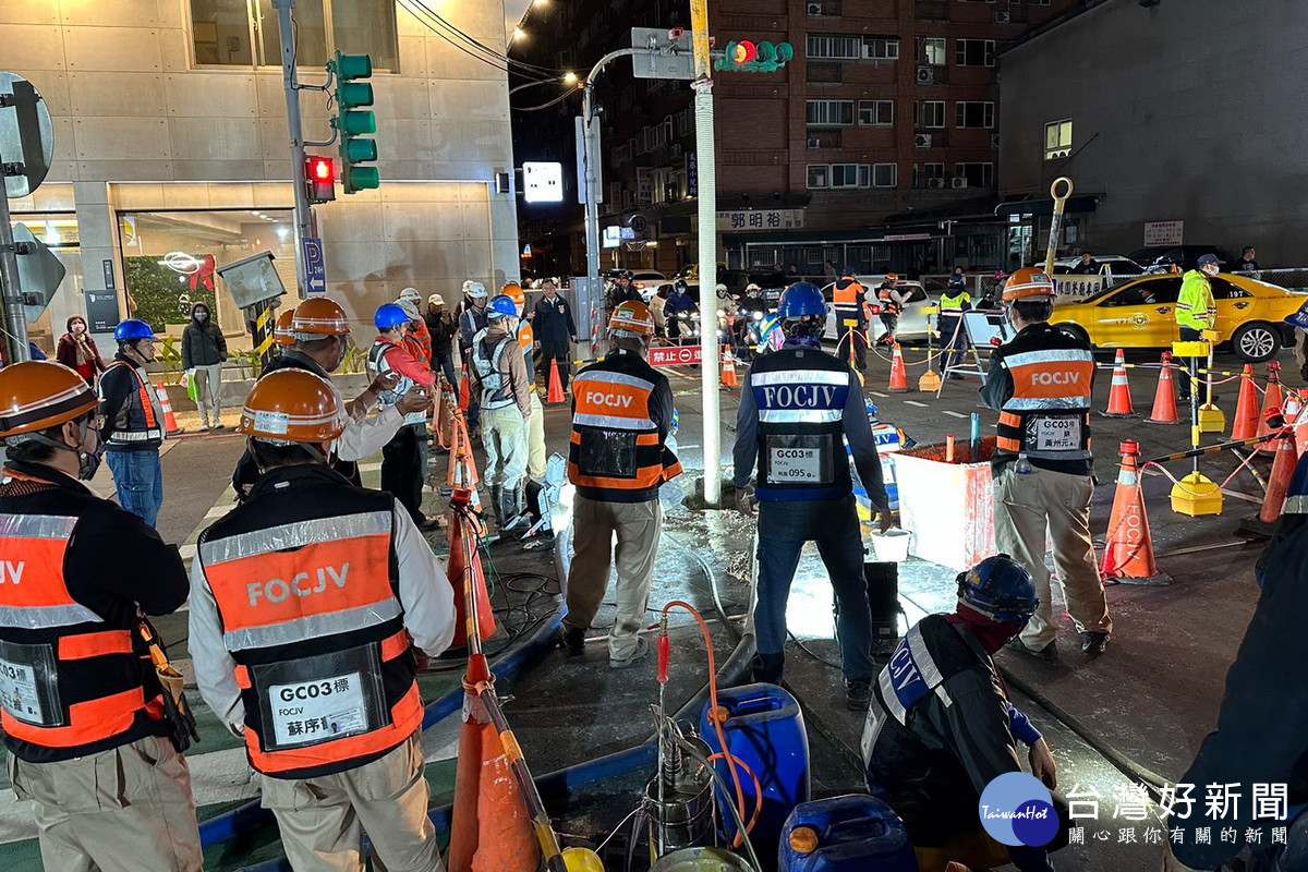 桃園區中正路出現「天坑」,工程人員進行緊急灌漿並填平。