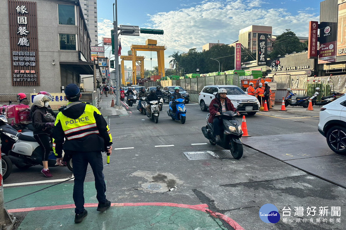 桃園區中正路出現「天坑」,經市府團隊緊急處理恢復通車。