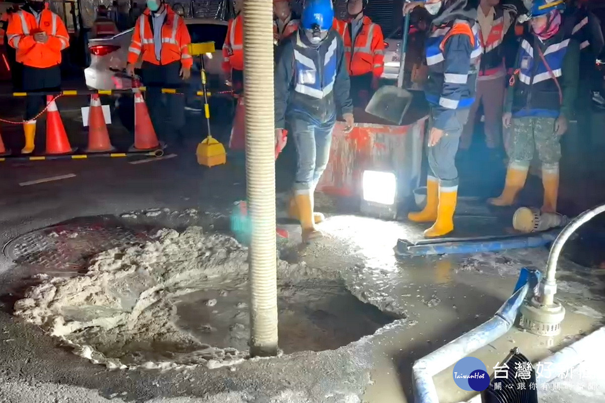 桃園區中正路和同德二街路口發生「天坑」事件,市府團隊進行緊急搶修填補。