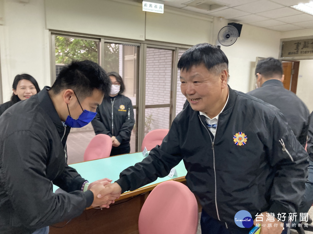 李文忠副主委（右）勗勉新竹榮服處職員工