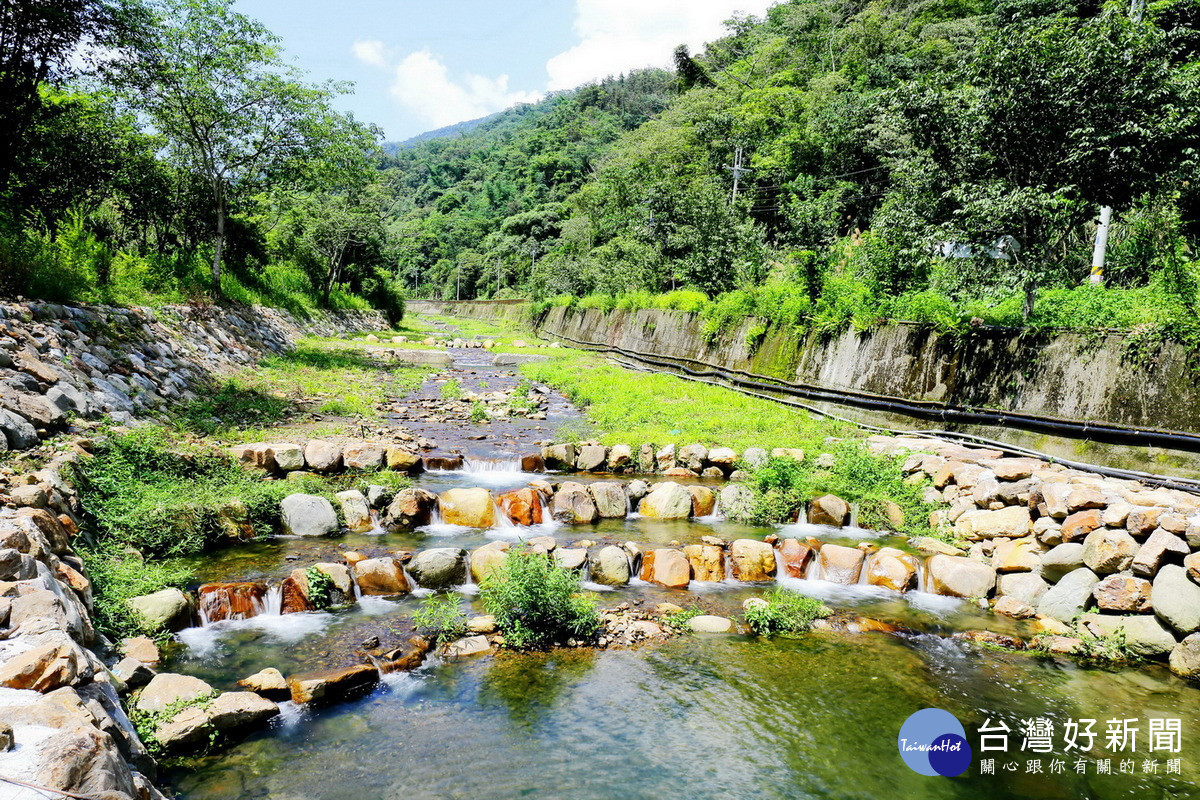 迂迴式嵌石固床工,串聯水域棲地。(圖/林業保育署南投分署提供)